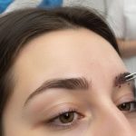 کاشت ابرو چیست و چگونه انجام می‌ شود؟